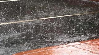 IMGW ostrzega przed silnymi deszczami. W nocy opady mogą lokalnie przekroczyć nawet 70 mm