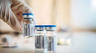 Jak się przygotować do szczepienia przeciwko COVID-19? Lekarze przygotowali krótki poradnik 