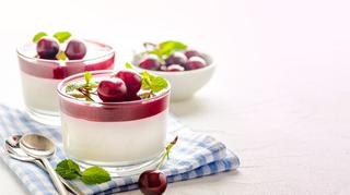 Agrestowo-truskawkowy jogurtowiec z czereśniami. Przepis na prosty deser doskonały w upalne dni