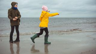 Dziecko nudzi się w deszczowy dzień nad morzem? Podpowiadamy, czym je zająć. 