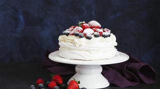 Jak zrobić tort bezowy? Przepisy na tort bezowy z malinami i mascarpone oraz truskawkami i bitą śmietaną.