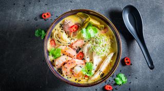 Tajska zupa z krewetkami - przepis i propozycje podania