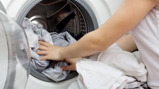 Ile proszku wsypać do pralki? Sposoby na skuteczne pranie