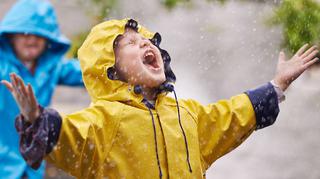 Jak ubrać dziecko podczas zmiennej i deszczowej pogody jesienią?