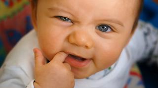 Ząbkowanie u dzieci – kiedy się odbywa? Jak wygląda?