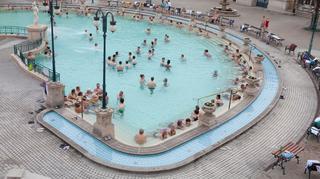 Węgry - baseny termalne dla każdego. Jakie są właściwości lecznicze węgierskich gorących źródeł?