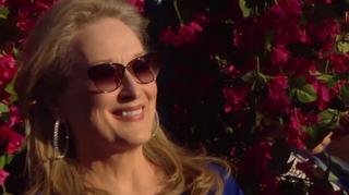 Hit sieci: Meryl Streep w szlafroku śpiewa musicalowy przebój i przygotowuje sobie drinka