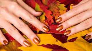 Jak żyje się z długimi paznokciami? Jakie kolory i wzory pasują do jesieni?