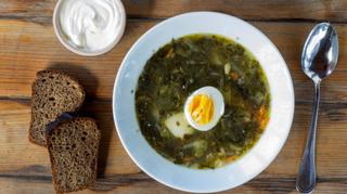 Zupa szczawiowa to zdrowie na talerzu! Jak przygotować tradycyjną zupę szczawiową z jajkiem i ziemniakami? 