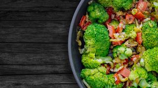 Sałatka z brokułem i sosem czosnkowym – jak zrobić?