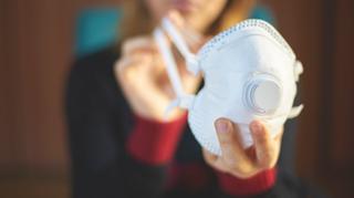 Według badaczy z Chin maseczki noszone w domu chronią przed zakażeniem