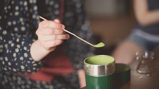 Herbata matcha, czyli zielona herbata w proszku. Jakie ma właściwości i jak przygotować herbatę matcha? 
