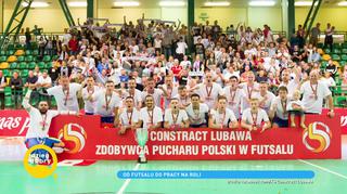 Futsaliści ze wsi Wałdyki łączą sport z obowiązkami w gospodarstwie. 