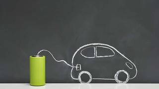 Ekspert o samochodach elektrycznych. 