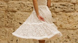 Biała sukienka koronkowa – szyk i elegancja na różne okazje