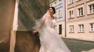 Adriana Kalska w sukni ślubnej ucieka przez miasto w teledysku promującym serial 