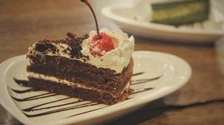 Ciasto czekoladowe z wiśniami w różnej formie: torty, muffinki, tarty – jak zrobić?