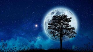 Burzowy Księżyc, czyli Księżyc Gromów lub sienna pełnia. Co nam przyniesie to niezwykłe zjawisko na niebie?