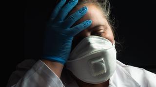 Przyłbice i maski z zaworami niewystarczająco zatrzymują koronawirusa - twierdzą badacze