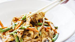 Kurczak po tajsku – jak przyrządzić chrupiące danie w azjatyckim stylu?
