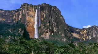 Wodospad Salto Angel znajduje się w Wenezueli i uznawany jest za najwyższy tego typu obiekt na świecie