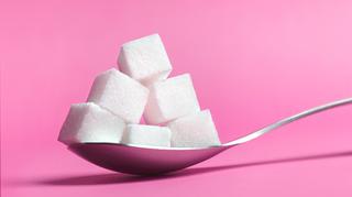 Te objawy mogą sygnalizować, że jesz za dużo cukru. Nadwaga to tylko jeden z nich