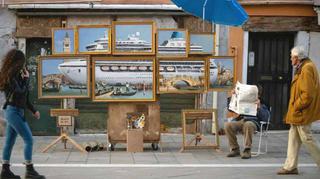 Banksy w Wenecji. Artysta nielegalnie wystawił swoje obrazy na ulicy