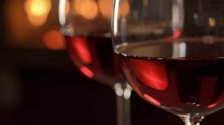 Wino z dzikiej róży – właściwości, proporcje, przepis