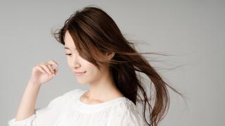 Koreańska pielęgnacja włosów. Jak o nie dbać, by były zdrowe i lśniące? Wypróbuj sprawdzone sposoby Azjatek