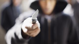Groził kobiecie nożem. 55-latka do obrony użyła mopa. Policja: 