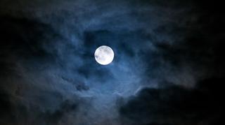 Co oznacza w senniku księżyc w pełni i jak odczytywać taki sen?