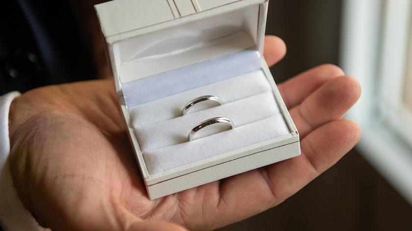 Mężczyzna trzymający obrączki