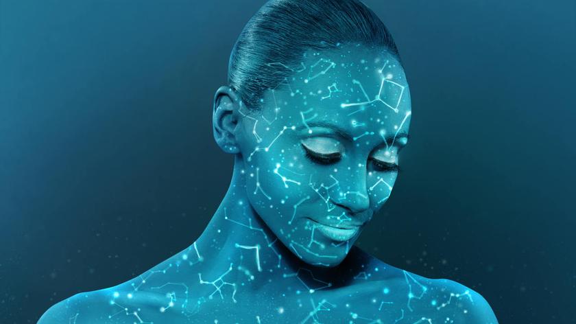 Kobieta ze znakami zodiaku