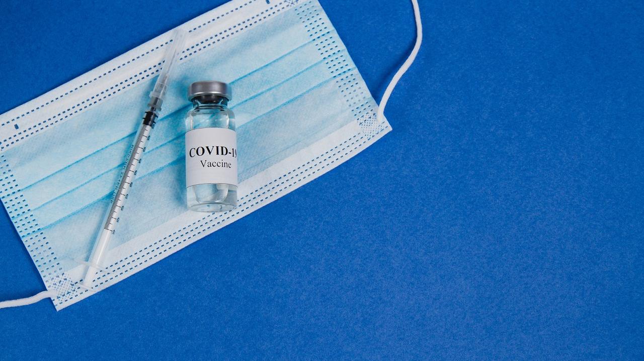 Maseczka i szczepionka przeciw COVID-19