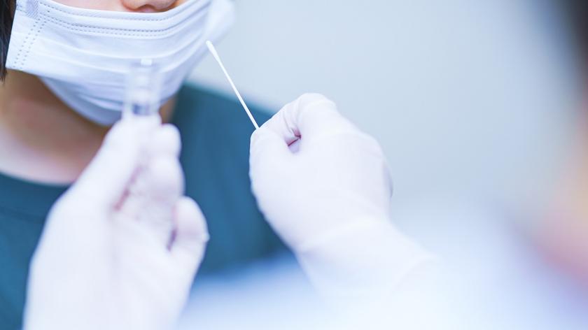 Medyk wykonujący test na COVID-19