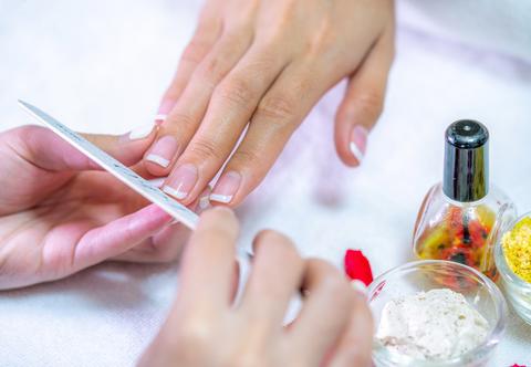 Modne paznokcie 2022 - ten trend podbija Instagram. Czym jest Geode Nail Art?