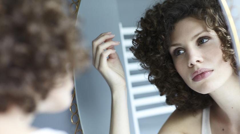 Kobieta przeglądająca się w lustrze