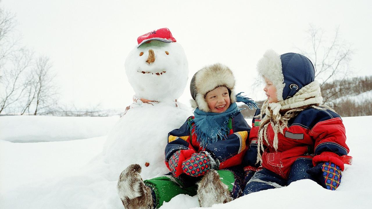 Dzieci na śniegu, zima, ferie