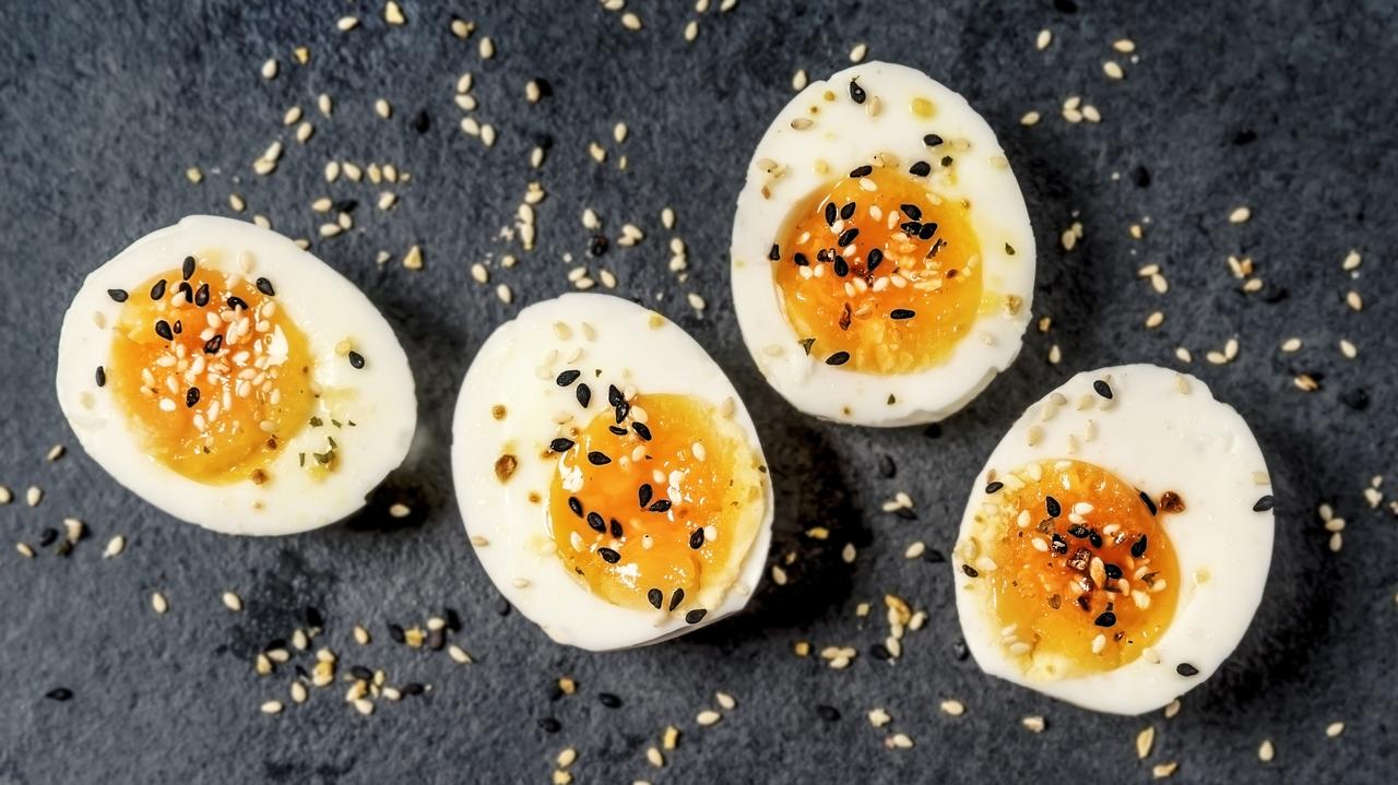 Ile czasu gotować jajko na twardo? Do czego je wykorzystać?