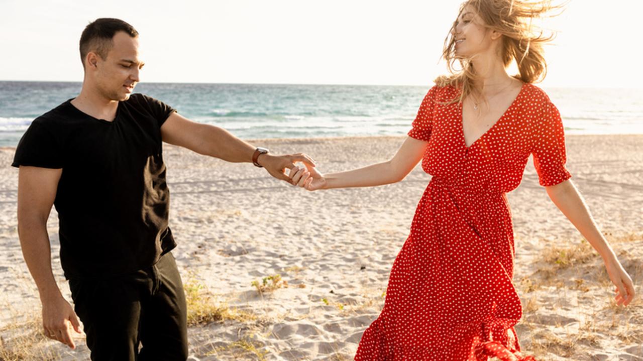 Para tańcząca na plaży. Spontaniczność w związku. Relacje. 