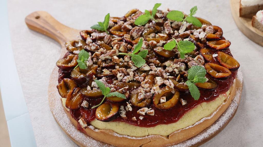 Tarta z budyniem waniliowym i śliwkami 