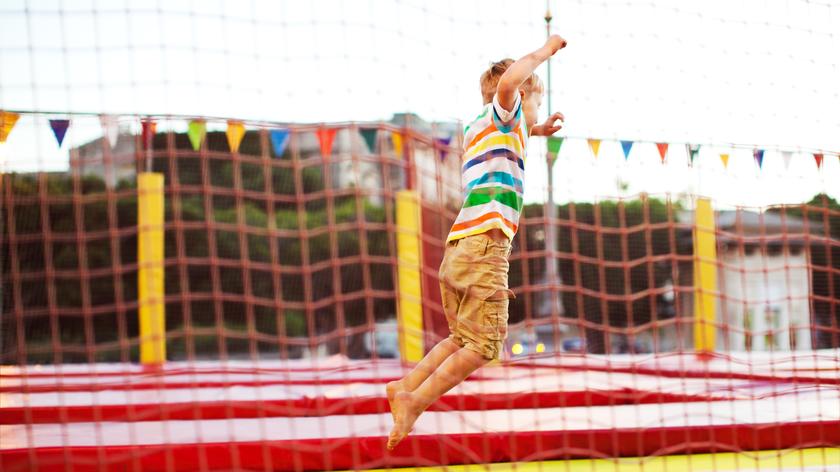 Chłopiec skaczący na trampolinie