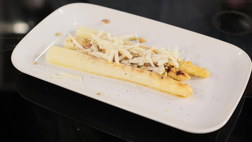 Grillowane szparagi z owczym serem i pistacjami po grecku