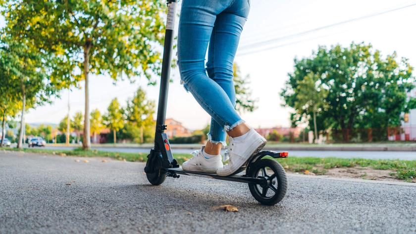 osoba na hulajnodze elektrycznej 