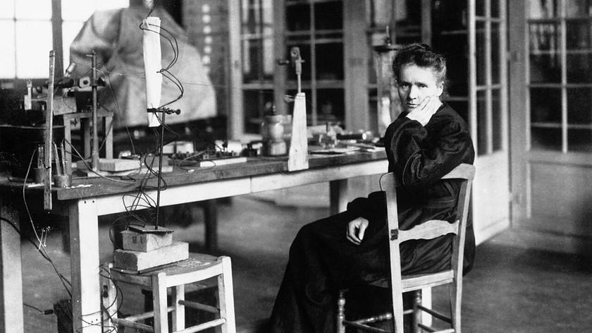 Maria Skłodowska-Curie w laboratorium