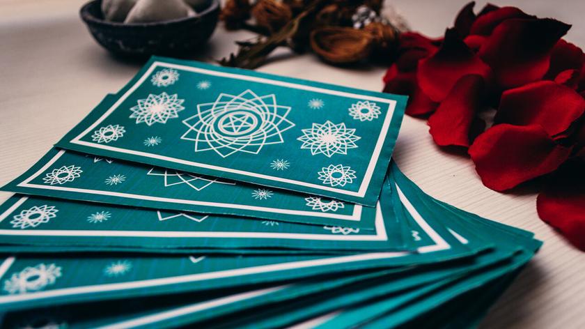 Karty tarota i płatki kwiatów