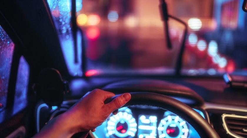 osoba, która prowadzi samochód 