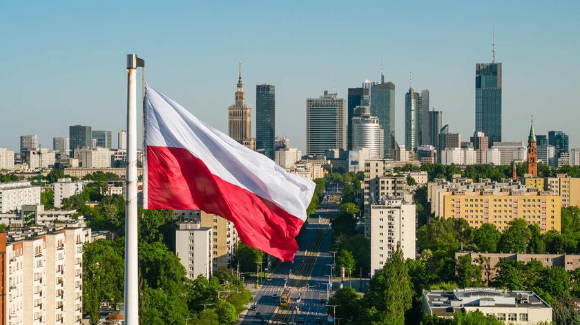 Flaga Polski na tle panoramy Warszawy