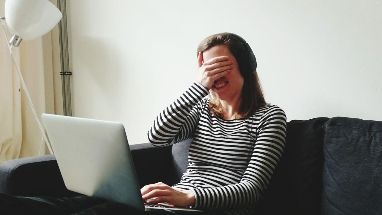 Kobieta zasłania oczy przed ekranem laptopa