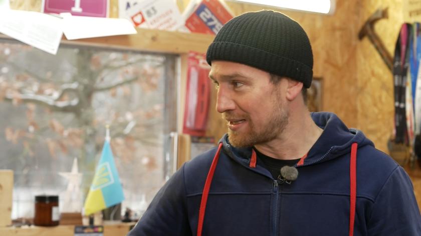 Łączy narciarstwo z pomocą dla innym